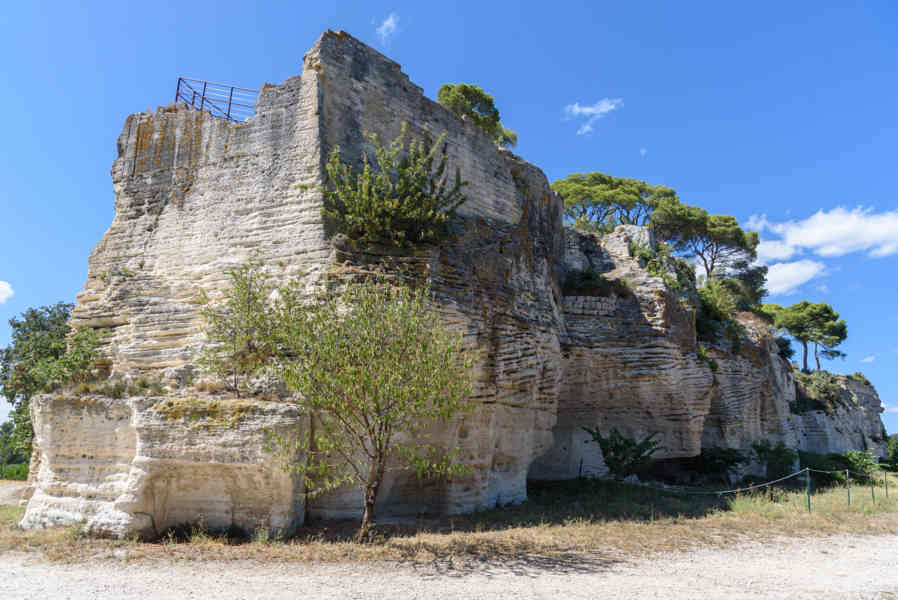 Francia - Beaucaire 003 - abadía troglodita de Saint-Roman.jpg